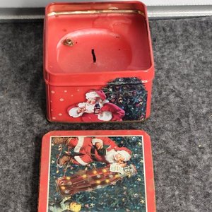 Lata Metálica Coca-Cola Navideña con Vela Aromática - imagen 4