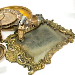 Lote de Metal Vintage: Posafuentes, Candelabro, Bandejas y Más - imagen 4