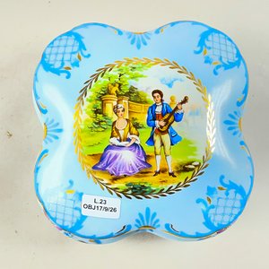 Alhajero de Porcelana Limoges con Escena Romántica - imagen 2