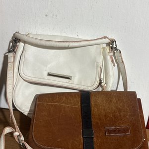 Lote siguiente: Cartera Blanca y Marrón de Cuero