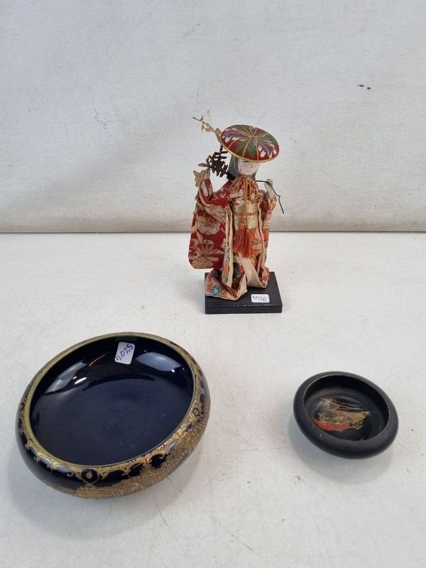 Conjunto Decorativo Muñeca Geisha Japonesa con Kimono Bordado y Cuencos Orientales - imagen 1