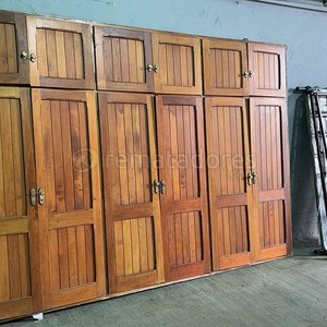 Lote siguiente: Mueble de madera con puertas y tiradores de bronce