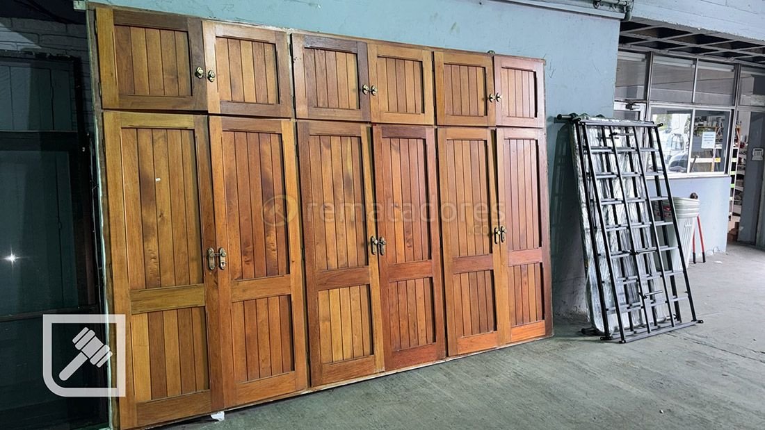 Mueble de madera con puertas y tiradores de bronce