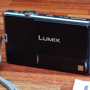 Lote de Cámara Panasonic Lumix, VHS PlayPak y Accesorios - imagen 3