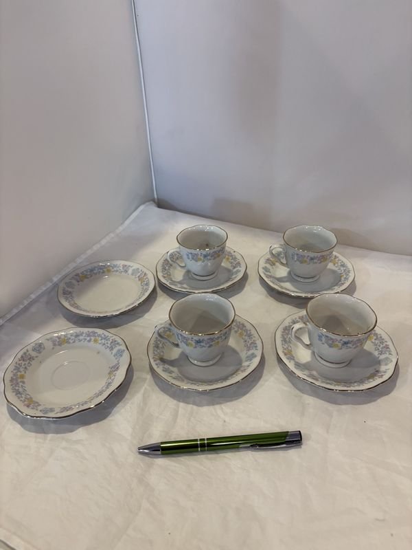 Lote siguiente: Tazas de café y platos de porcelana azul y blanco