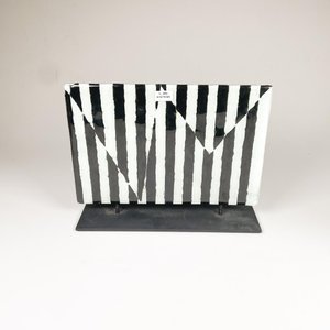 Lote anterior: Escultura Modernista de Vidrio y Hierro con Rayas Blancas y Negras
