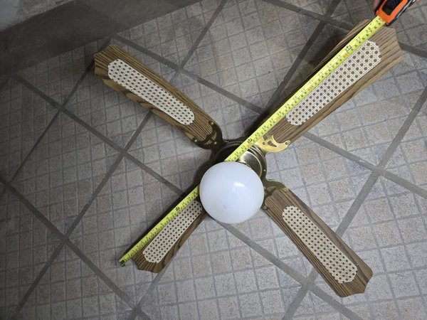 Ventilador de Techo con Luz Central y Aspas de Madera - Acabado Latón - imagen 1