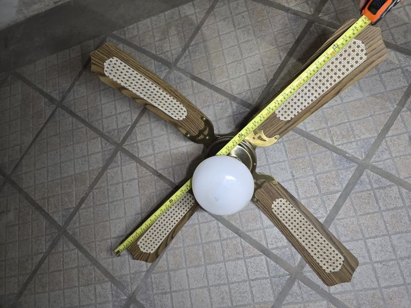 Ventilador de Techo con Luz Central y Aspas de Madera - Acabado Latón