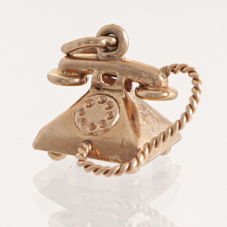 Dije de oro con teléfono