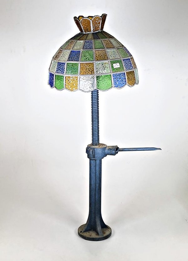 Lámpara de Hierro Artesanal Estilo Vitraux con Pantalla de Vidrio Multicolor