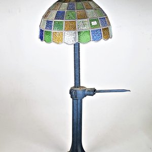 Lote anterior: Lámpara de Hierro Artesanal Estilo Vitraux con Pantalla de Vidrio Multicolor
