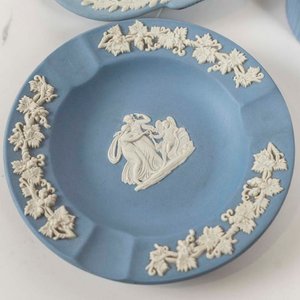 3 Piezas de Loza Wedgwood Celeste con Relieve Blanco - imagen 2