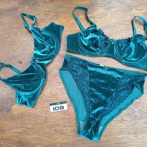 Conjunto Íntimo Femenino Terciopelo Verde y Otros Soutienes y Bombachas - imagen 2