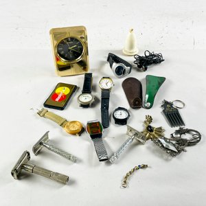 Lote siguiente: Lote de Relojes de Pulsera y Sobremesa, Máquinas de Afeitar y Accesorios