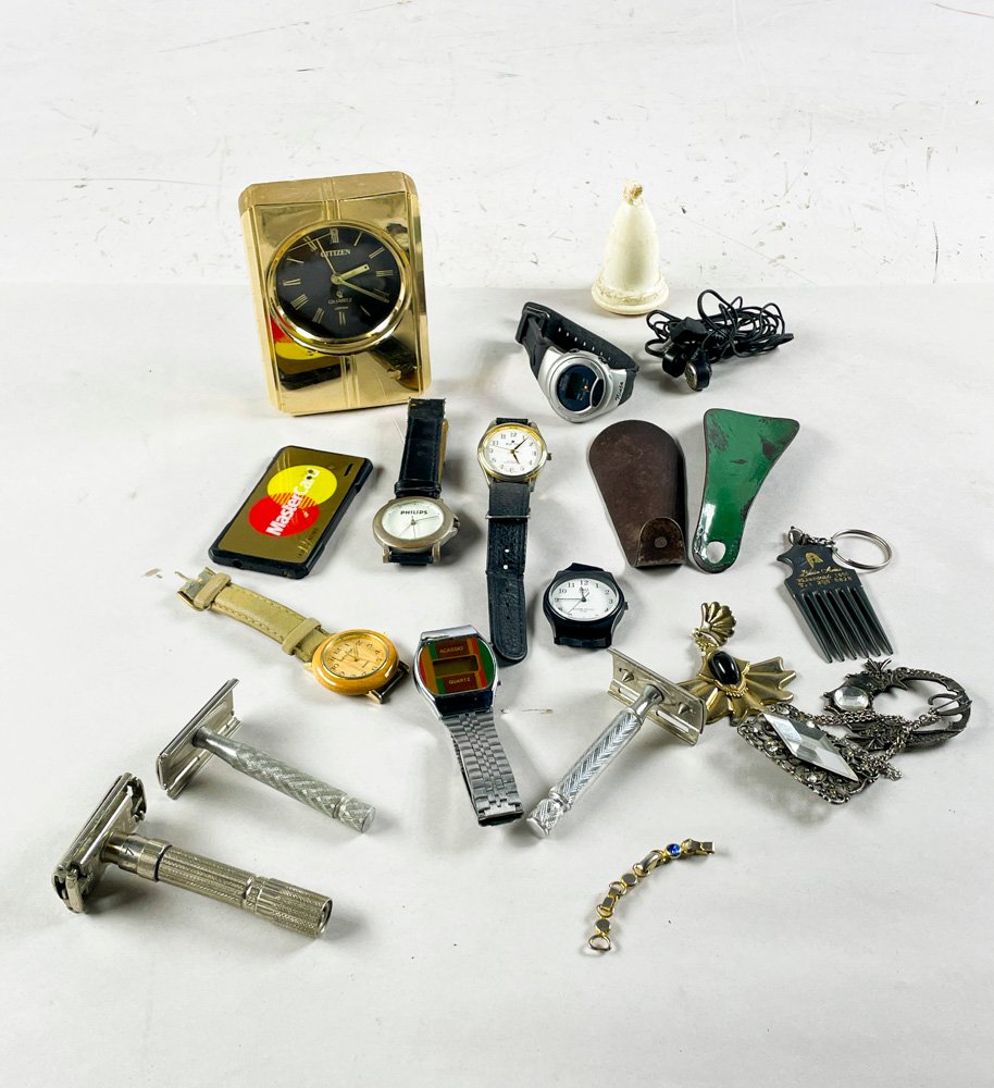 Lote de Relojes de Pulsera y Sobremesa, Máquinas de Afeitar y Accesorios