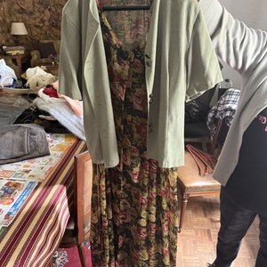 Conjunto Vestido Largo Estampado con Flores y Saco Corto Verde Oliva - imagen 10