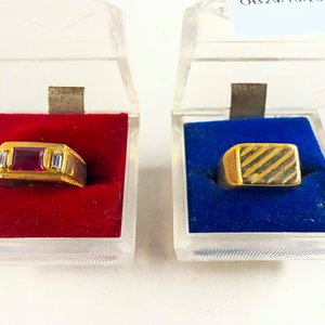 Dos Anillos Dorados, Uno con Piedra Roja y Otro con Diseño Geométrico - imagen 2