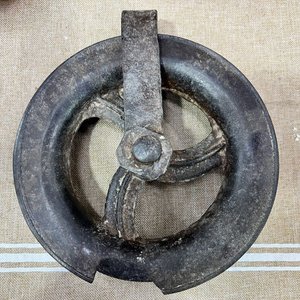 Roldana Antigua de Hierro Fundido con Rueda de Tres Brazos - imagen 2