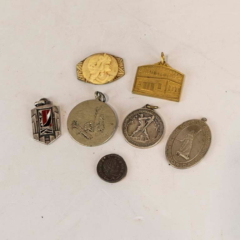 Lote siguiente: Medallas y monedas de colección