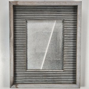 Lote siguiente: Lápiz sobre Papel: Motivo Geométrico con Dedicatoria y Marco de Madera