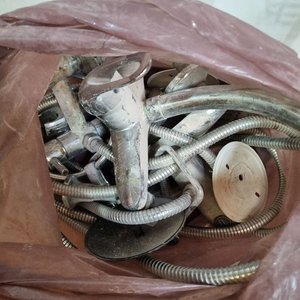 Lote Variado de Accesorios de Baño: Estante Esquinero, Extractores y Grifería - imagen 2