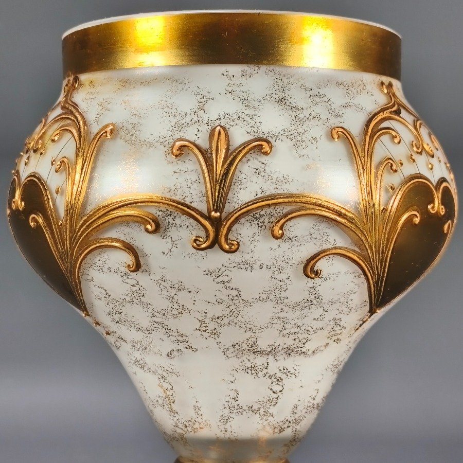 Bombonera de cristal de Bohemia opalinada decorada con diseños dorados en relieves - imagen 9