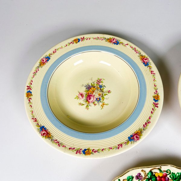 Tres platos de loza inglesa decorados - imagen 5