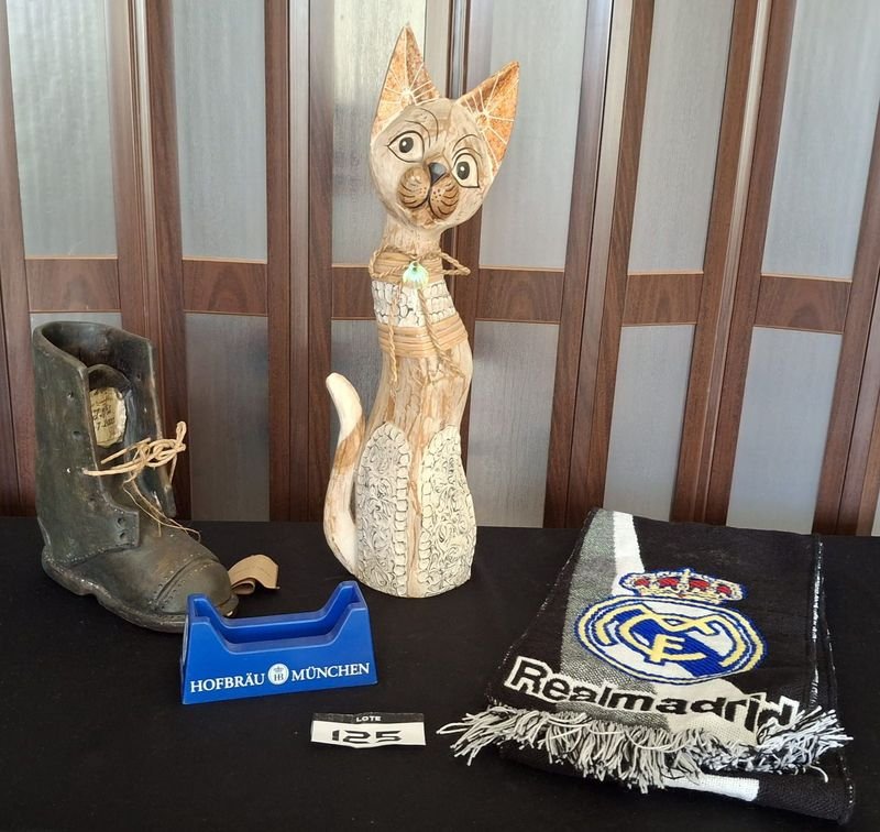 Figura Gato Rústico, Bota Antigua y Bufanda Oficial Real Madrid