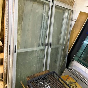 Dos Hojas de Puerta Ventanal de Aluminio y Vidrio Usadas - imagen 2