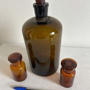 Conjunto de 3 Frascos Antiguos de Farmacia de Vidrio Ámbar - imagen 3