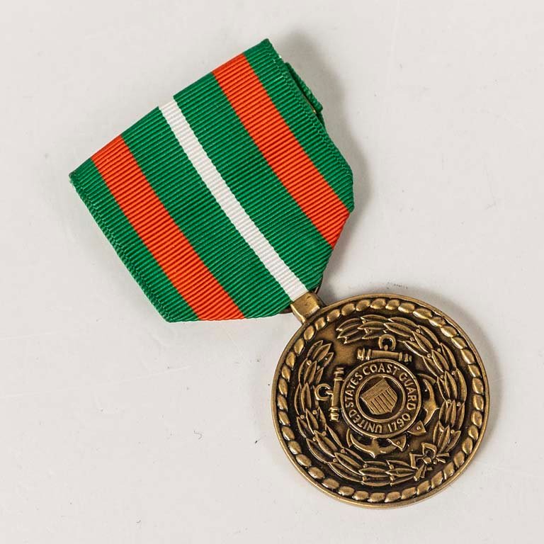 Lote siguiente: Condecoración de bronce con cinta de logro de la Guardia Costera de los Estados Unidos