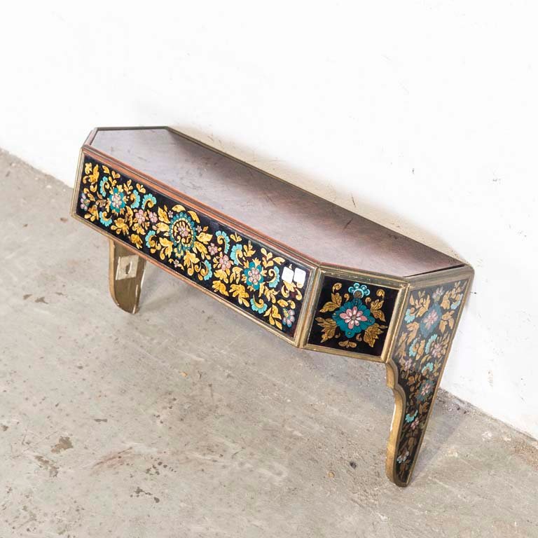 Lote anterior: Dressoir de vidrio decorado con motivos florales