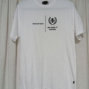 Lote siguiente: Remera Blanca de Algodón MONASTERY Talle S Nueva