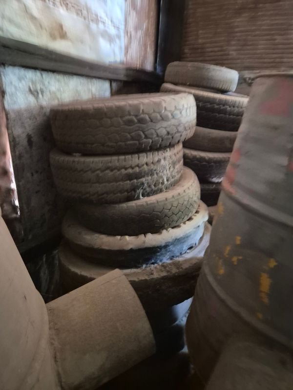 Llantas y estructuras de madera en mal estado - imagen 1