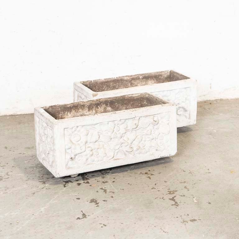 Par de macetas de material con detalles en la pintura