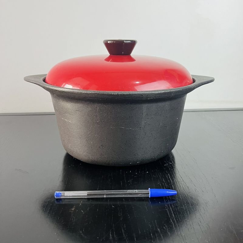Olla con tapa roja en buen estado - imagen 2