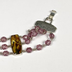 Pulsera de Cristal Morado con Detalle de Nácar y Metal - imagen 3