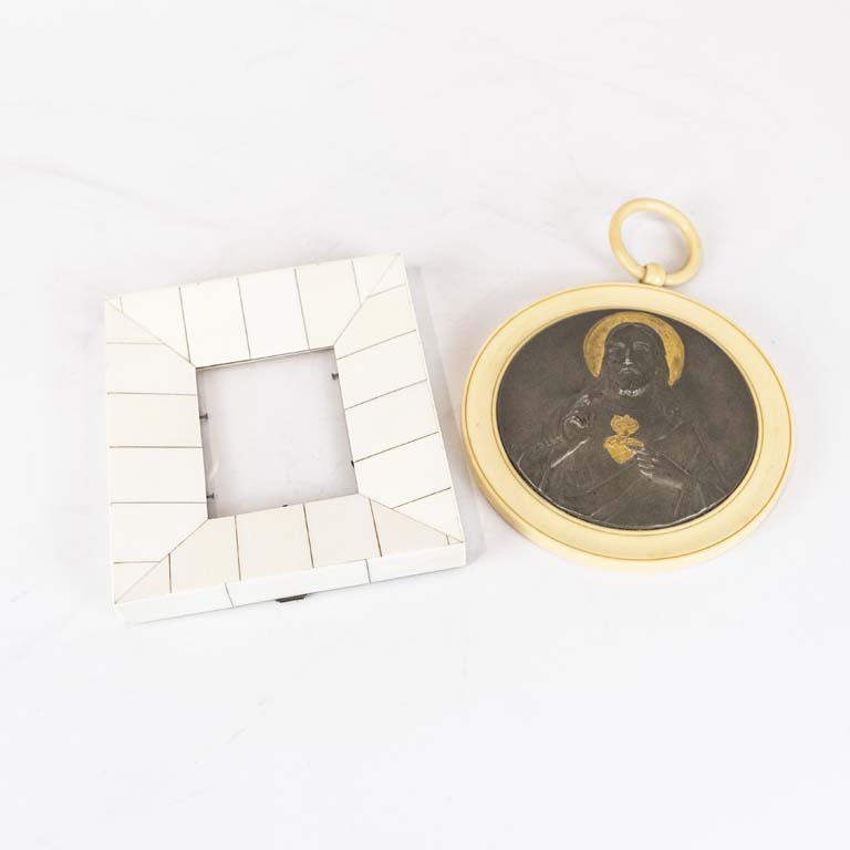 Lote anterior: Marco miniatura de marfil y placa religiosa de metal y plástico  - Medidas: 14x13 y 13cm 