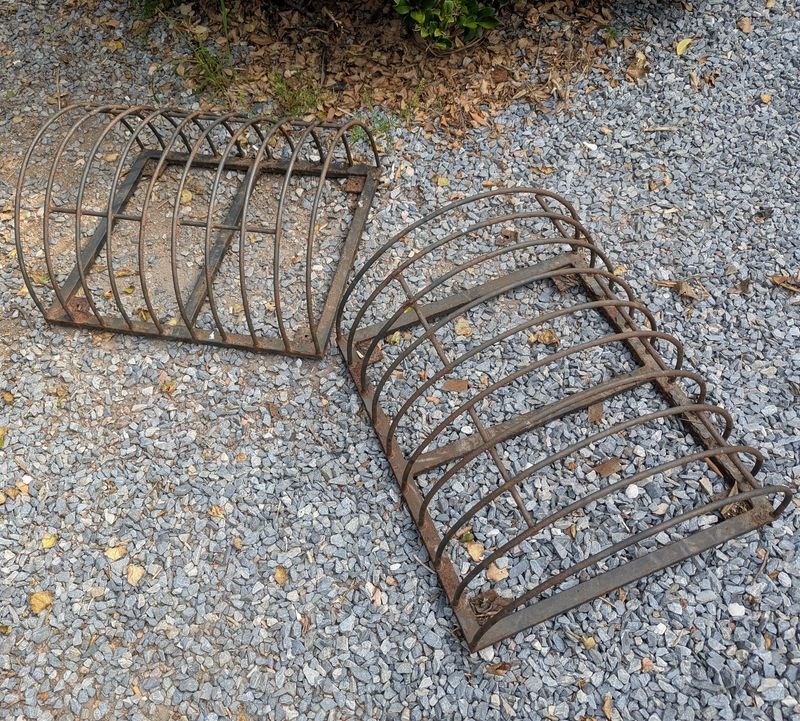Soporte de hierro para bicicletas en mal estado - imagen 3