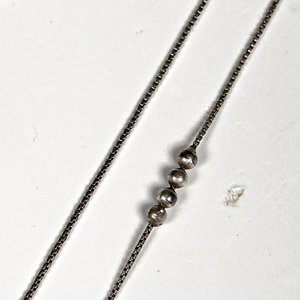 Conjunto de Dos Cadenas de Plata con Dije y Cuentas - imagen 6