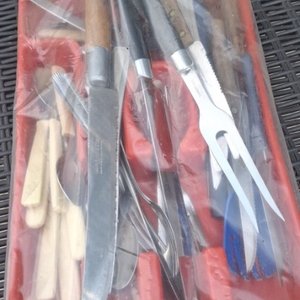Lote siguiente: Bandeja de PVC con Set de Cubiertos Varios
