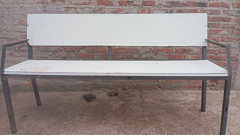 Banco de Patio Metálico con Respaldo Blanco