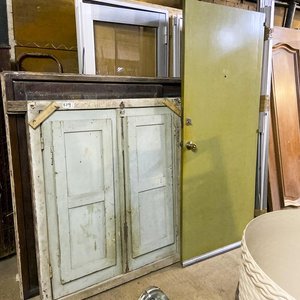 Lote anterior: Dos piezas: ventana madera y vidrio dos hojas con postigos 136 x 116 cm y hoja puerta color verde interior 206 x 85 cdm