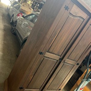 Ropero de Madera Oscura con Dos Puertas y Cajón - imagen 2