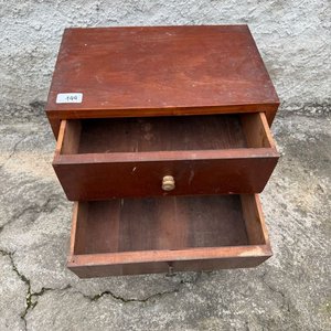Mesa de Luz de Madera con Dos Cajones - imagen 3