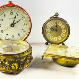 Lote de Cuatro Relojes de Sobremesa Antiguos - imagen 3