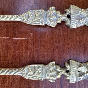 1 par de utensillos decorativos en bronce macizo de gran tamaño y peso conmemorativos de holanda (tenedor vaca con granjero evocando la vida rural y la agricultura, con un molino en su otro extremo y un escudo heraldico, cuchara evoca una escena en un meson o taberna lugares tipicos de las zonas rurales en los siglos 16 y 17) - imagen 3