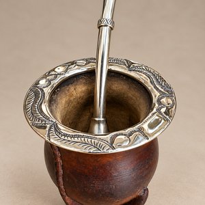 Lote siguiente: Mate de Cuero con Virola de Alpaca y Bombilla de Plata Sellada