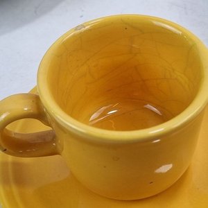 Lote de Vajilla Surtida: Platos de Postre Florales, Tazas de Café Amarillas y Set de Desayuno Blanco - imagen 5