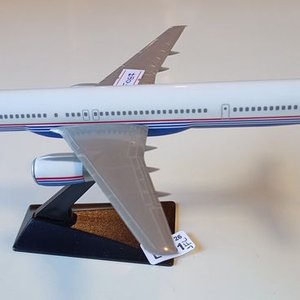 Maqueta Avión Boeing 757-300 Plástica Escala 1/200 con Base - imagen 1